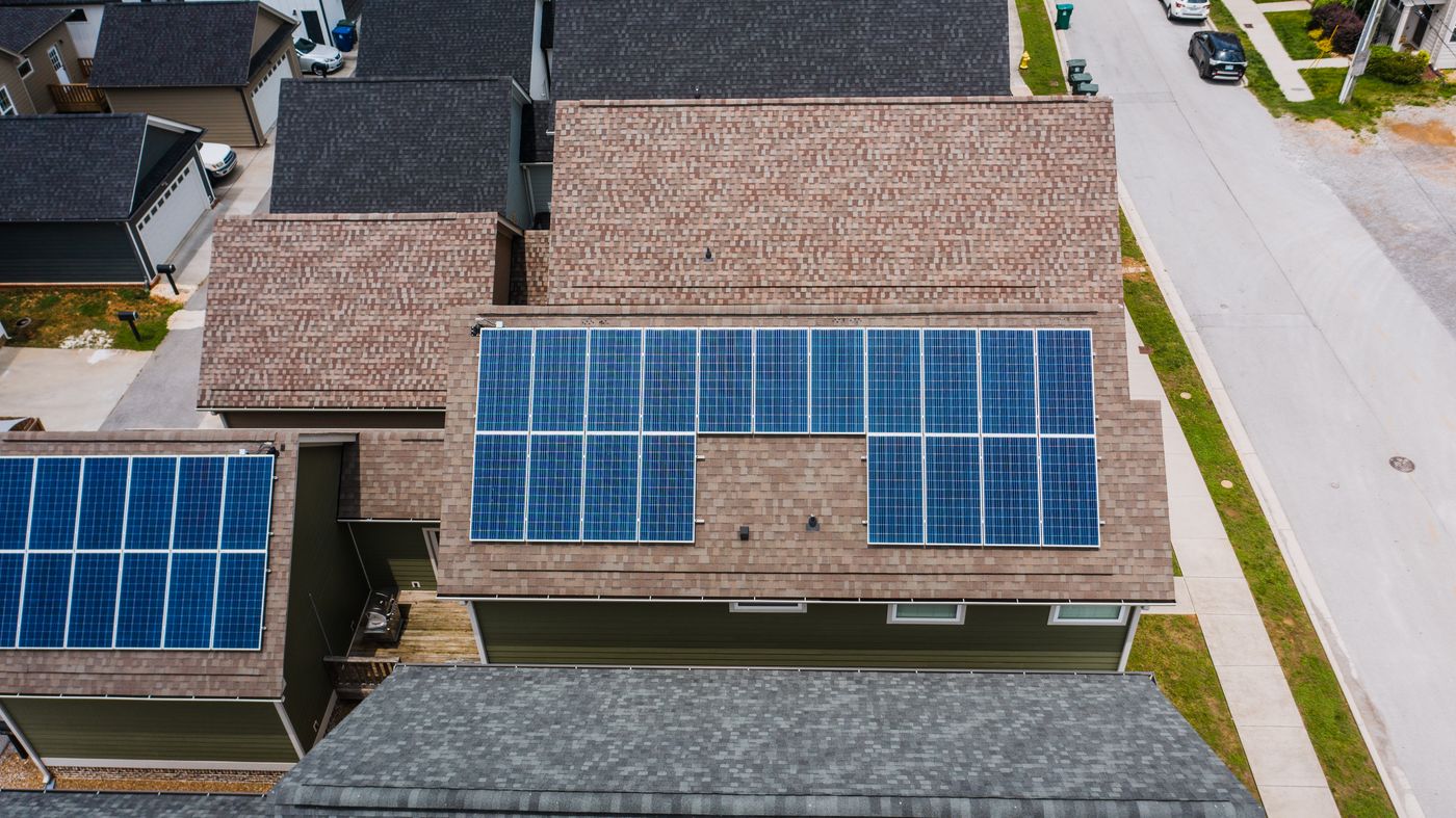 住宅の屋根に設置された太陽光パネル
